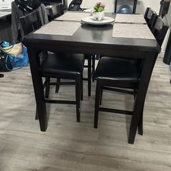 Dining Room Table &Chairs