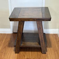 Corner/ End Table/ Living Room Table
