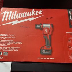 Milwaukee M18 18V Lithium-Ion 1/2 in. to 4 in. Force Logic High Capacity Cordless Knockout Tool Kit w/Die Set 3.0 Ah Batteries