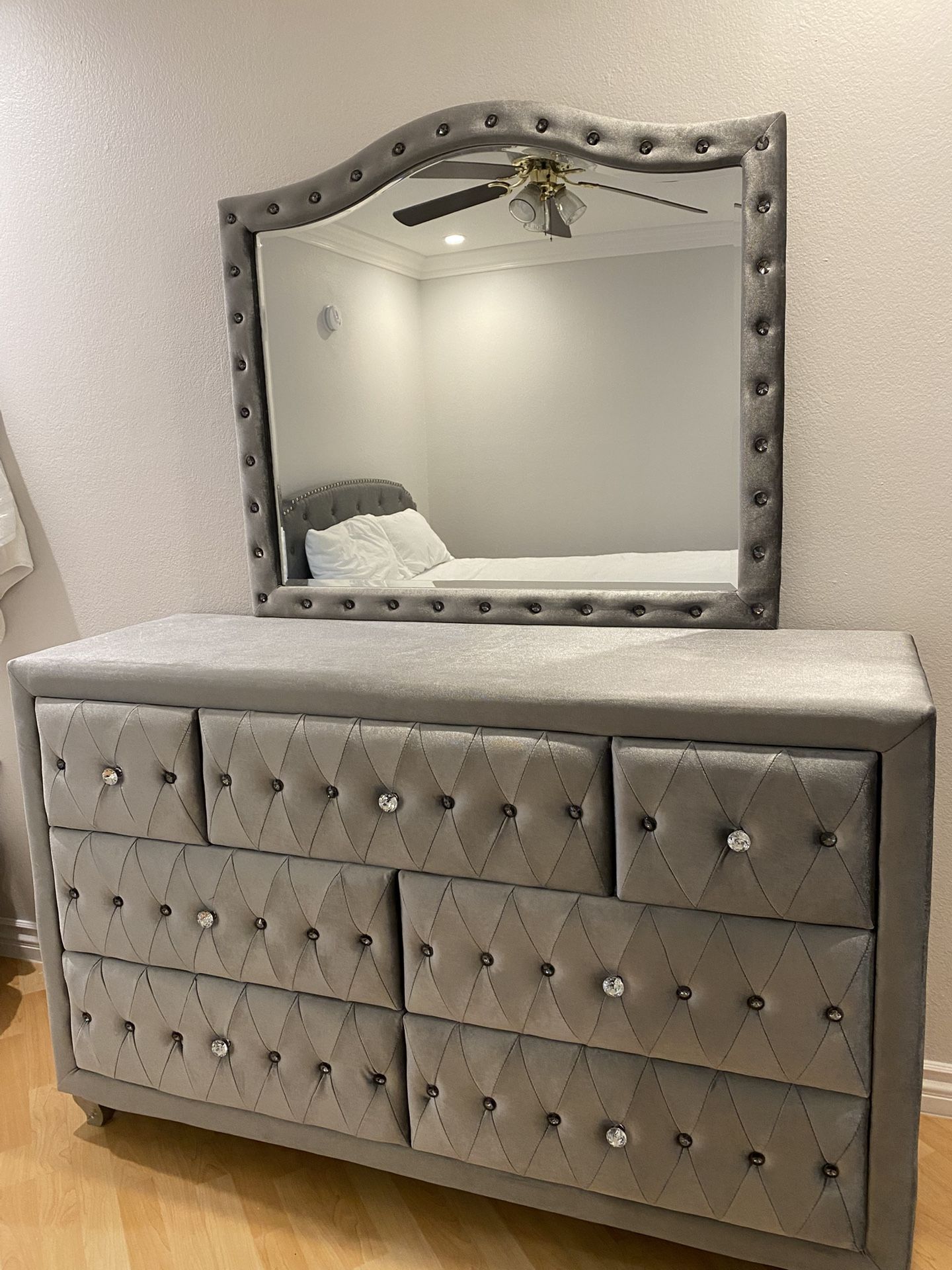Dresser With Mirror