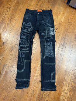 Who decids war black pants