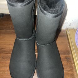 Like New Ugg Womens Short Boots  Size 6