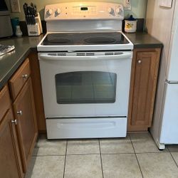 GE Electric Stove. Works properly. No Issues. $225.00
