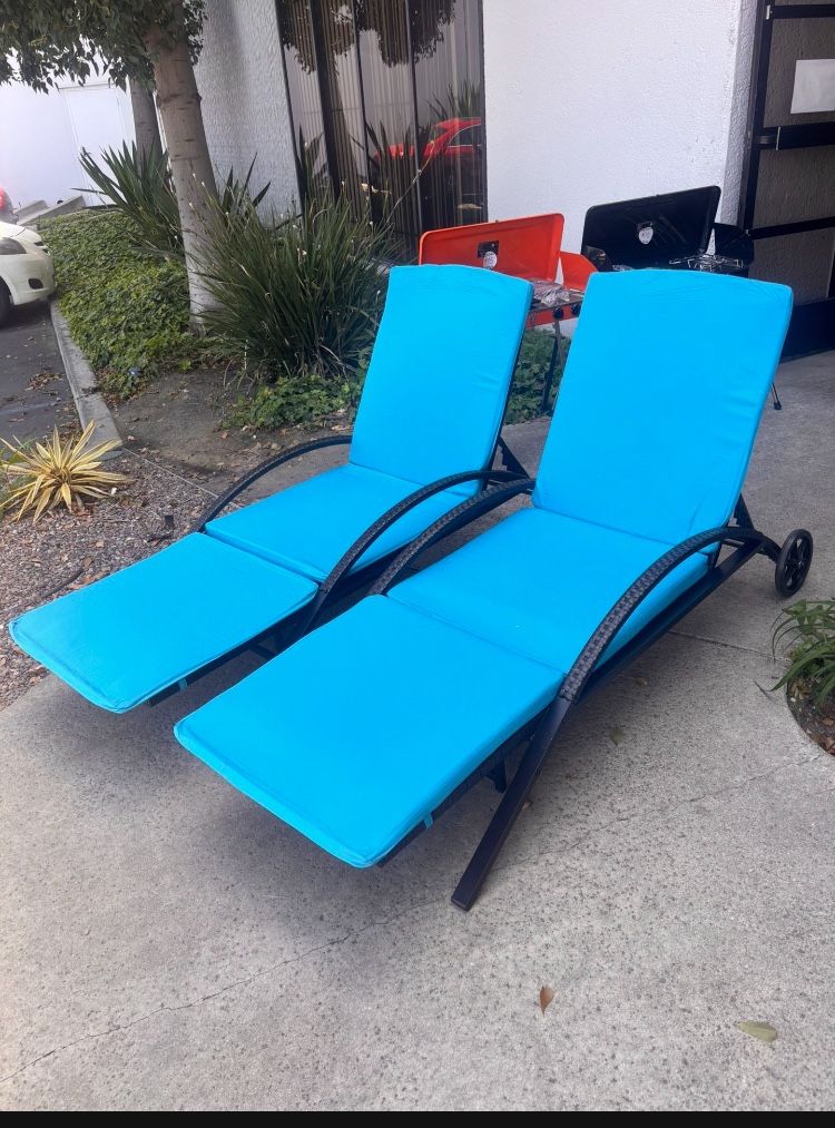 New In Box - Set Of 2 New Outdoor Patio Lounge Chaise With Wheels Recline