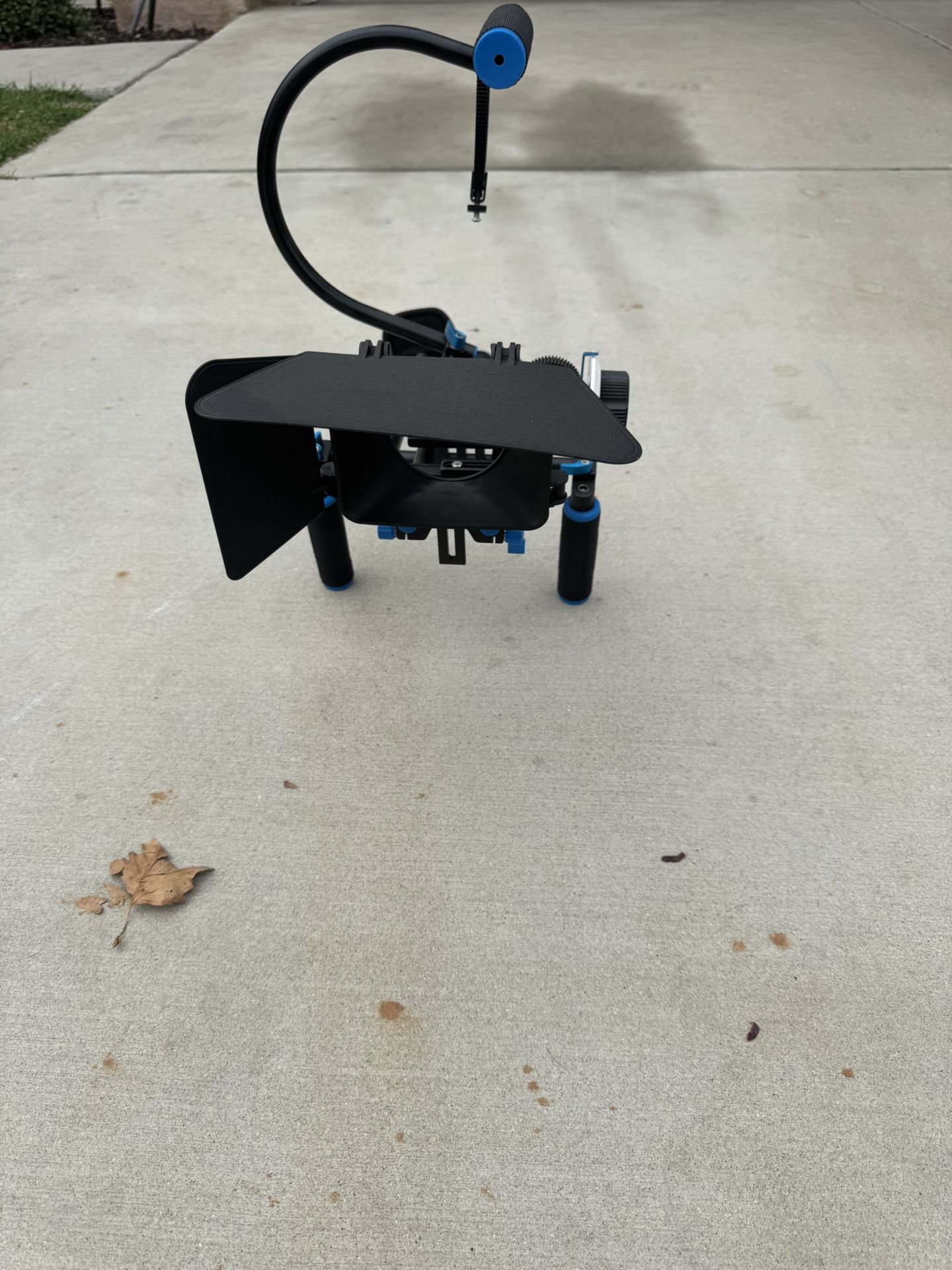 DSLR or cinema camera shoulder rig/stabilizer