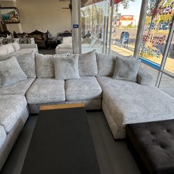 Smooth Fabric S e c t i o n a l 