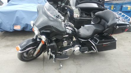 2013 harley davidson ultra limited. 40 k miles 103 engine 6 speed vance & hines exaust. Salvage title. 200 $ repair cost