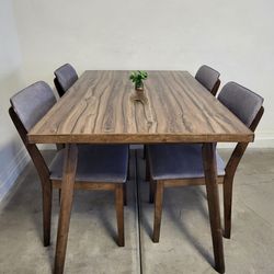 Table & 4 Chairs Excellent Condition