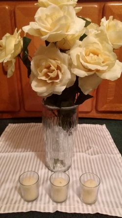 😀 $15 set beautiful Spring/ Summer color artificial yellow flowers in a clear glass vase Includes (3) vanilla scented candles.