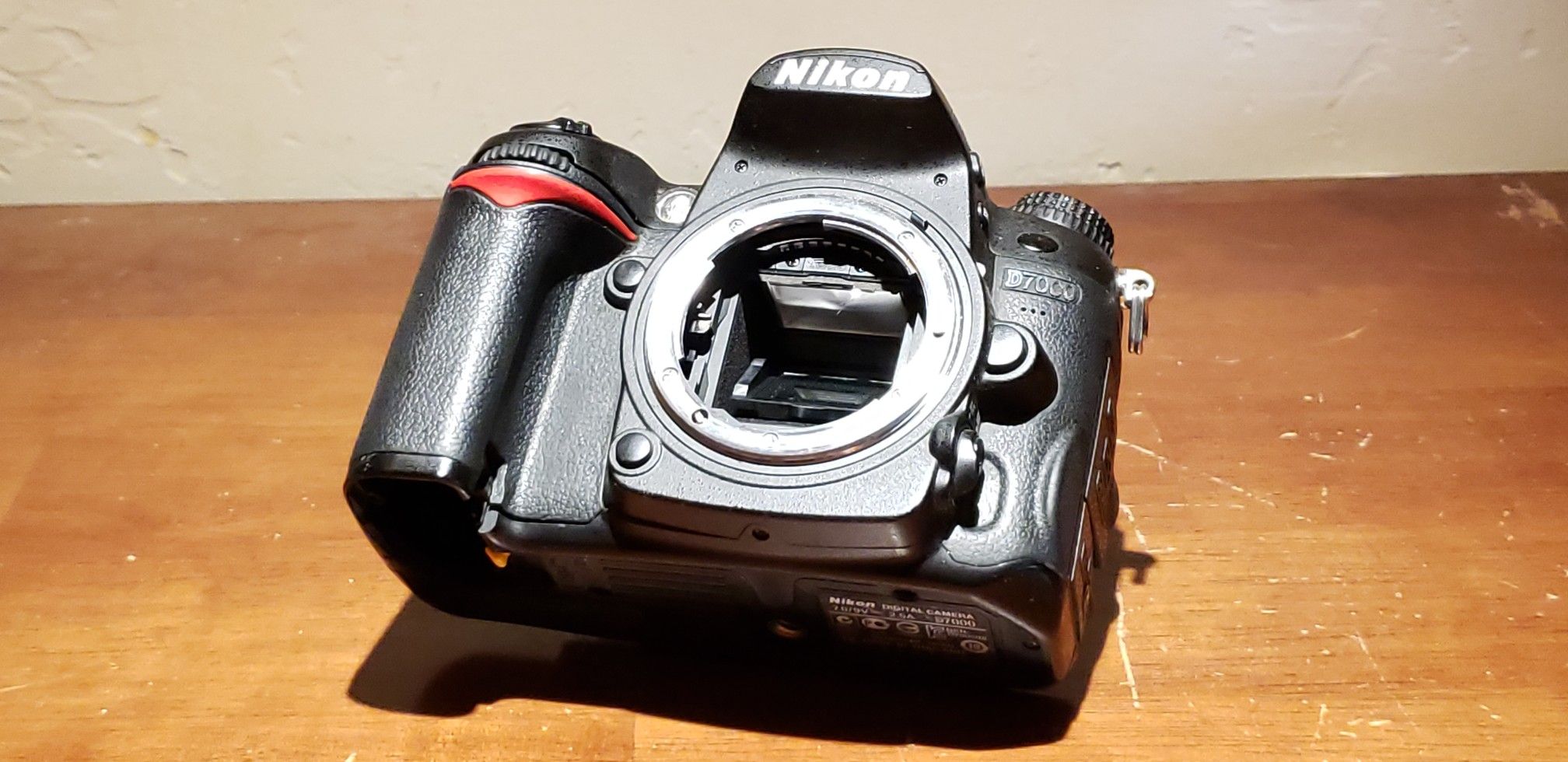 PRICE DROPPED: Nikon D7000 camera body DAMAGED, mostly working