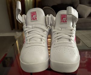 LIKE NEW WOMEN FILAS…SIZE 7