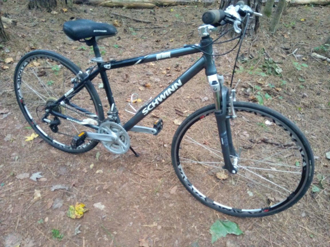 Schwinn Pathway Hybrid 700c Bicycle