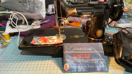 Singer Featherweight Sewing Machine wth original carrying case!