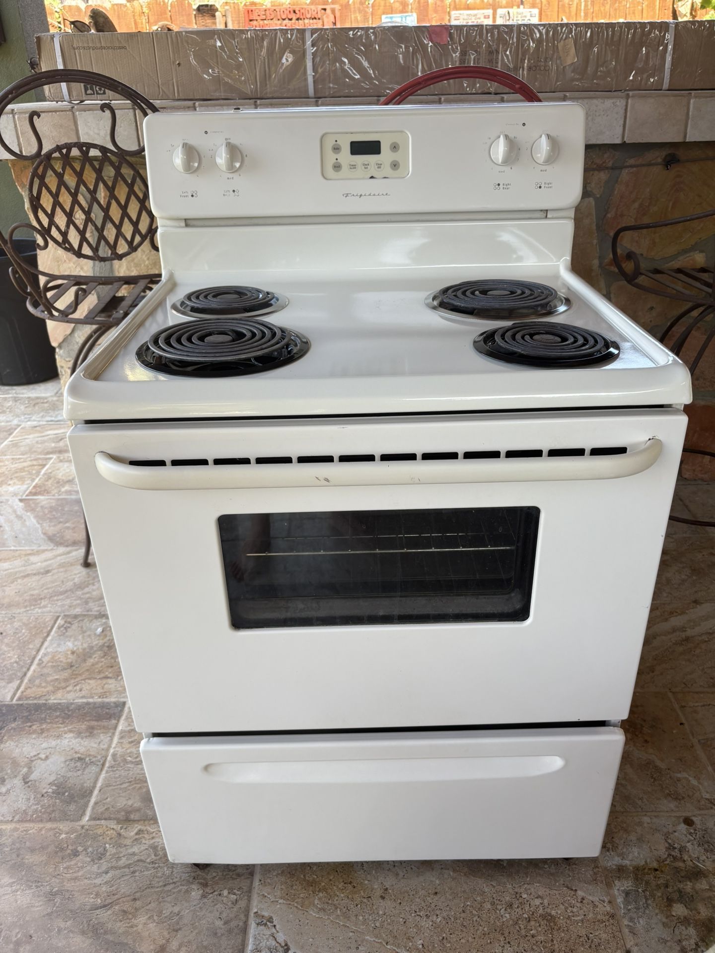 Frigidaire Electric Stove/ Estufa Electrica