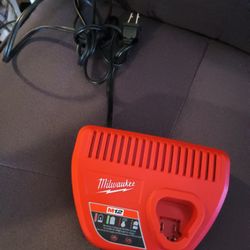  M12 Charger