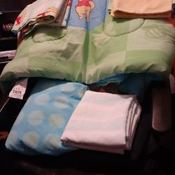 WINNIE  The POOH Twin Bed Set /Matching Curtains 