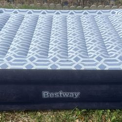 HQueen 20” Blue Bestway Air Mattress w/ Built-In Pump Colchón Inflable Queen 20” Azul Bestway con Bomba Integrada