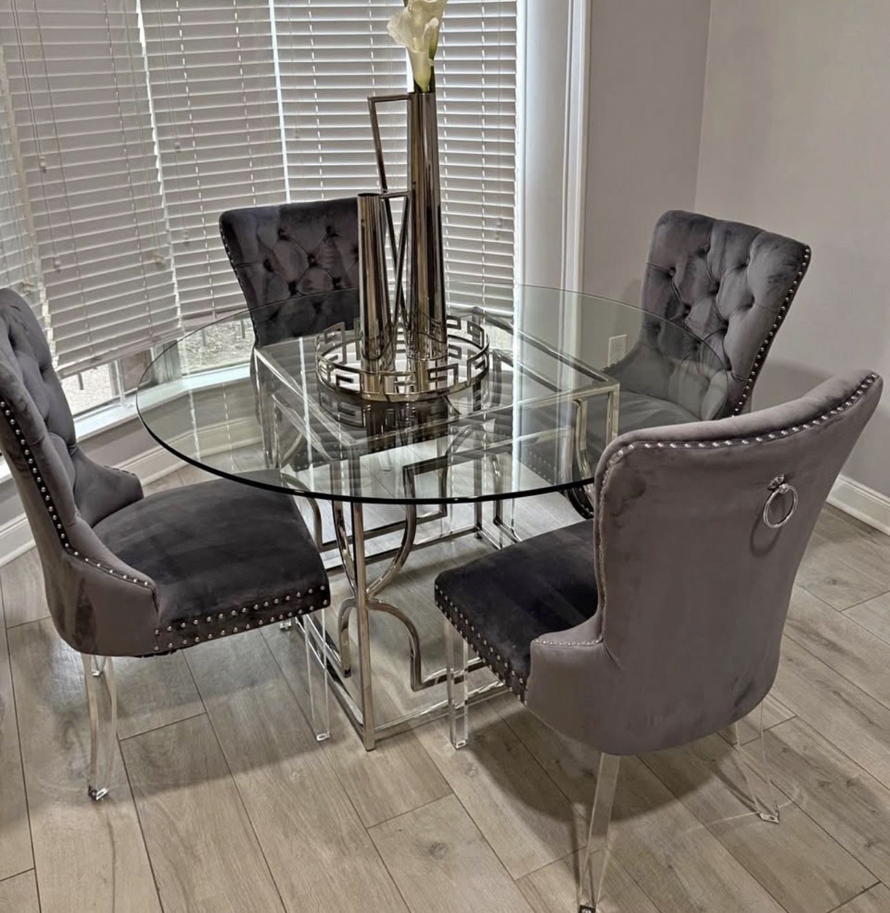 ROUND dining Table In SILVER OR GOLD
