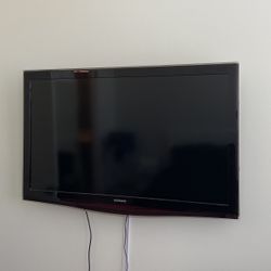 Samsung Tv with Tv Mount and Roku stick.