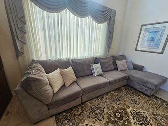 Sectional sofa w/ chase
