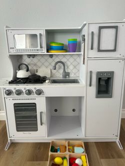 Melissa and Doug play kitchen