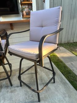 Outdoor Patio Swivel Bar Stool with Cushion