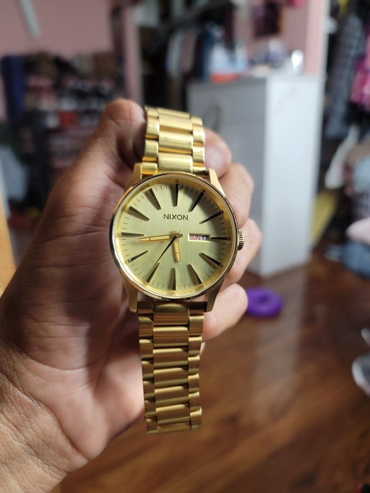 NIXON WATCH !