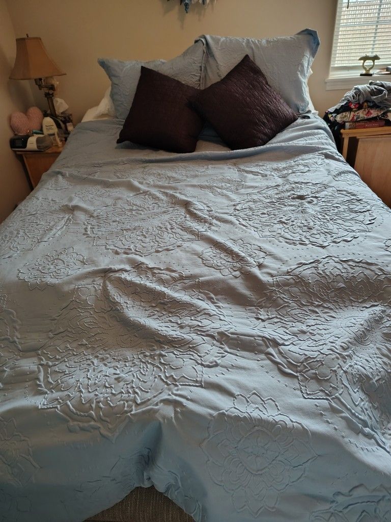 Queen size comforter, matching pillow shams, 2 dark purple pillows and wreath that ties it all together.