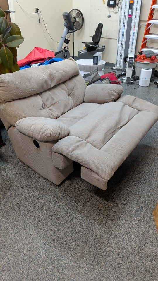 **FREE **OVERSIZED TAN RECLINER. ⬇️SEE DESCRIPTION BELOW ⬇️