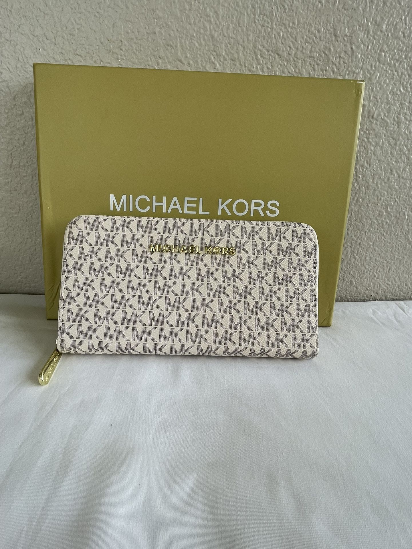 Michael Kors Jet Set Travel Zip Wallet – MK Logo Vanilla