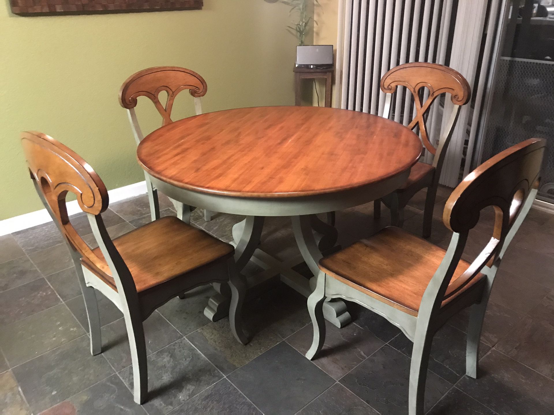 Pier 1 Round Table and 4 chairs