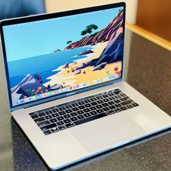 Apple MacBook Pro 15 inch i7 16GB Memory 1TB SSD Mac OS + Windows