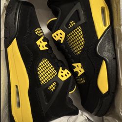DS NEW JORDAN 4 THUNDER SIZE 5Y & 6.5Y