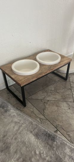 Wood Raised Feeder