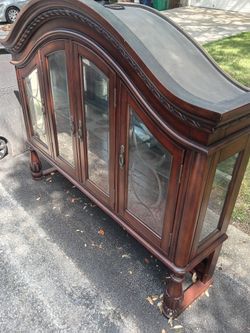 Glass cabinet 200 obo must pick up