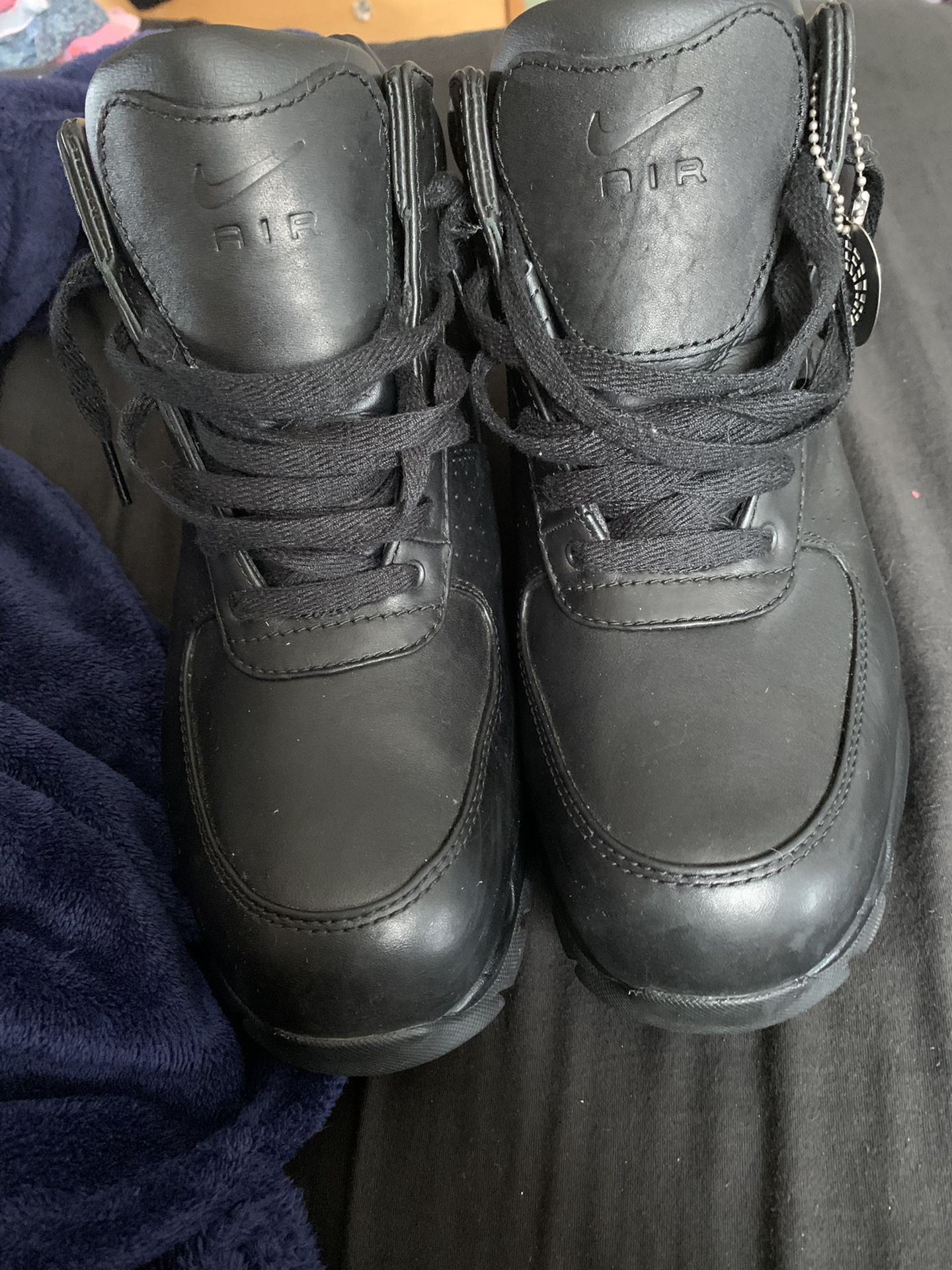 Black nike boots