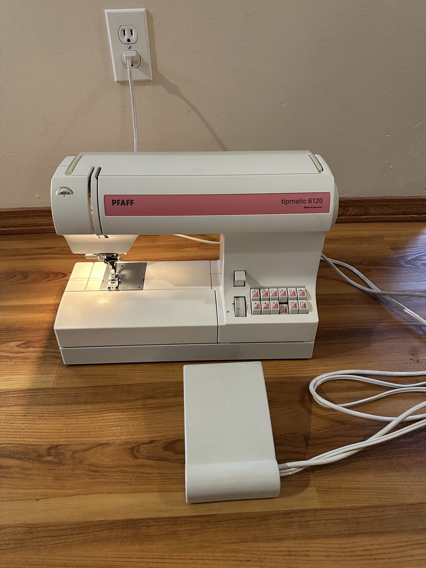Pfaff Tipmatic 6120 Sewing Machine