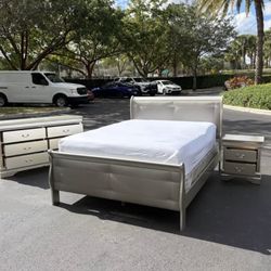 Beautiful Bedroom Set Queen Size Solid Wood Golden Color In Excellent Condition By Global Furniture