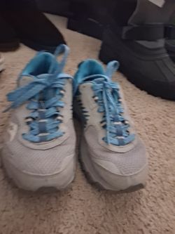 Tennis shoes