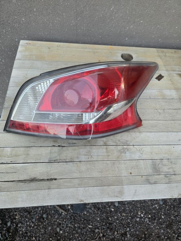 2013-2015 Nissan Altima Right Light Lamp  OEM 