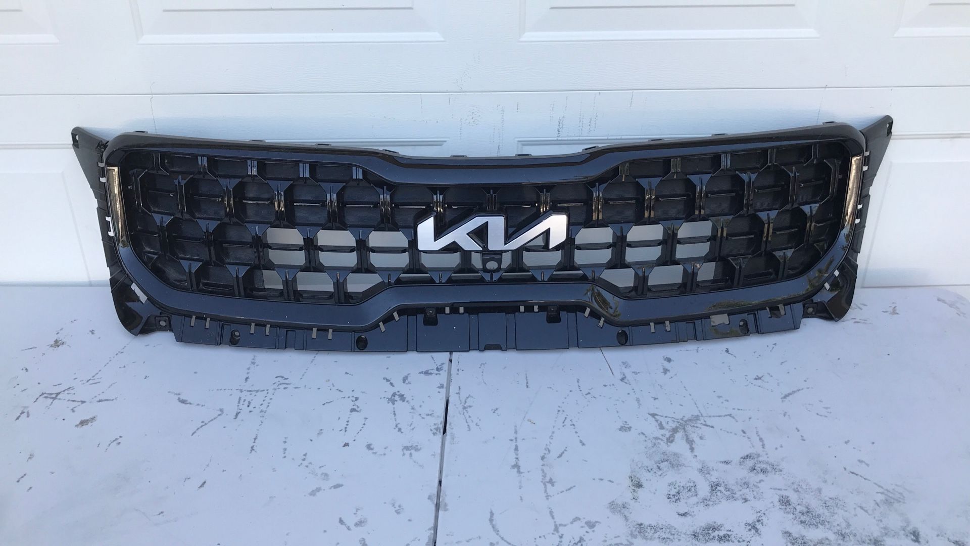2023-2024-2025 KIA TELLURIDE FRONT GRILLE WITH NO CAMERA OEM USED