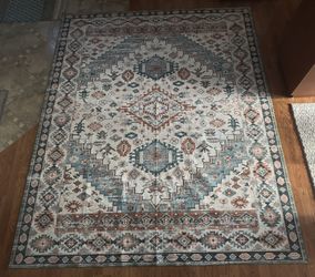 Large rug, like new. Pets and smok free. Measures 10" x 8".