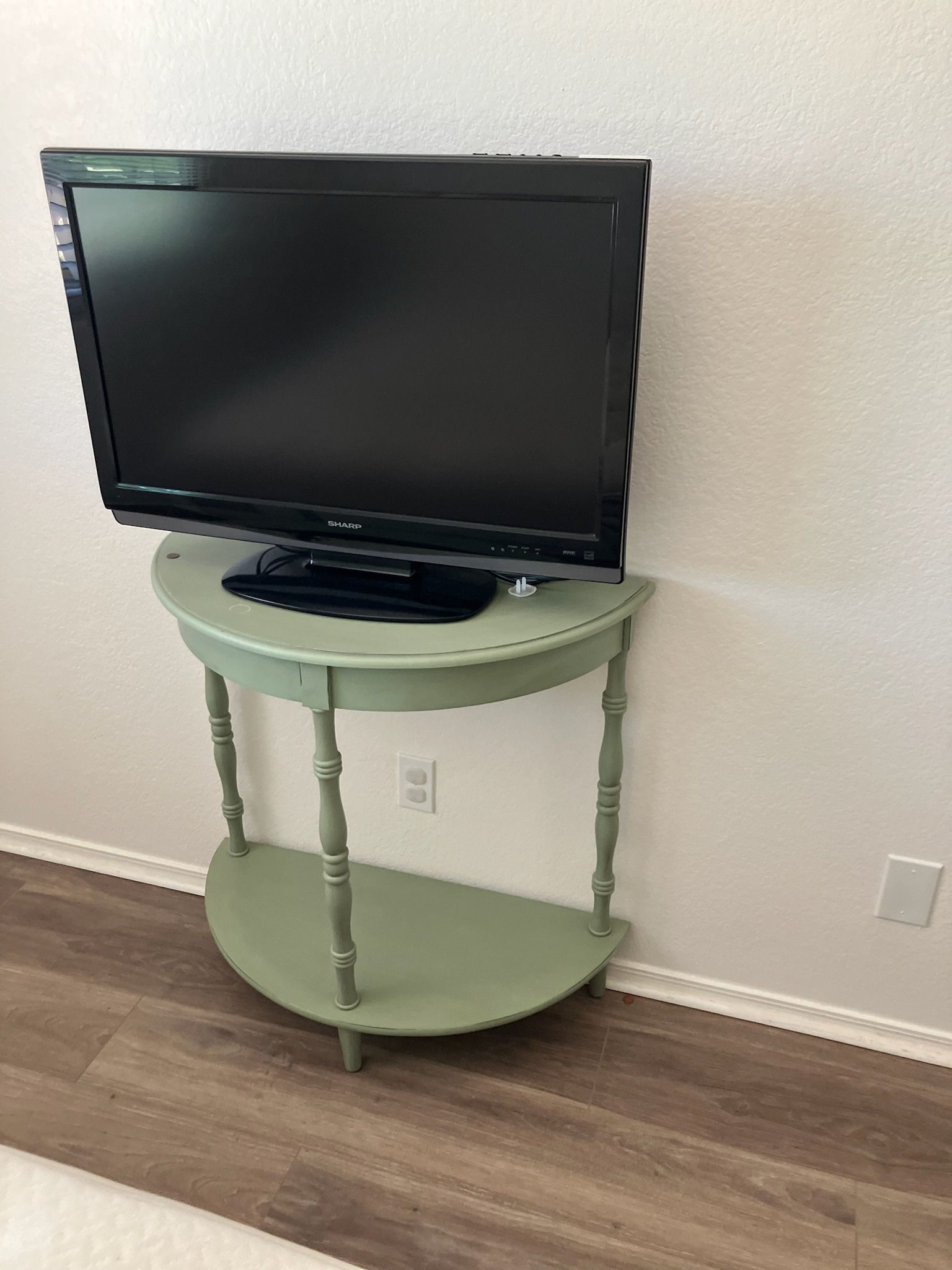 Tv With Remote & Olive Green Console Table / TV Stand / Sofa Table