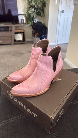 ay: Ariat Dixon Powder Pink Western Booties – Women’s Size 9
