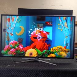55 inch Samsung smart beautiful tv comes with remote control shows great quality clear picture works perfect guaranteed