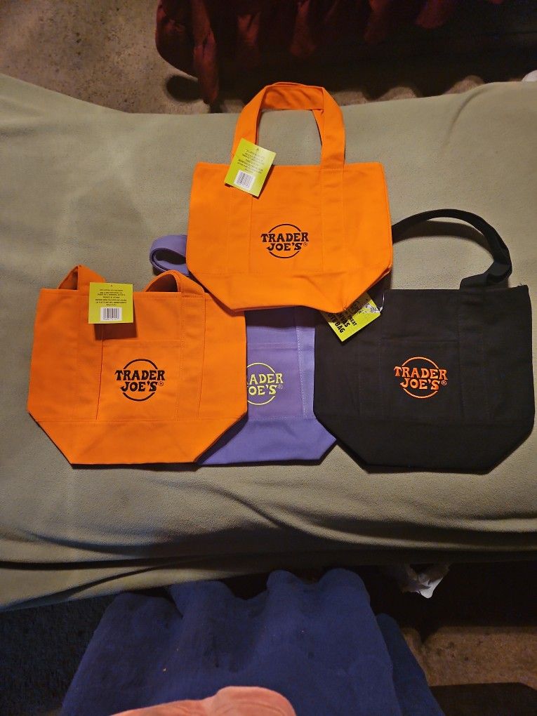 Trader Joes  Canvas SPOOKY HALLOWEEN 2025