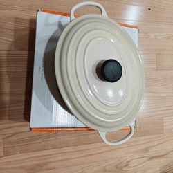 Le Creuset - Signature Oval Dutch Oven
 6.75 Qt