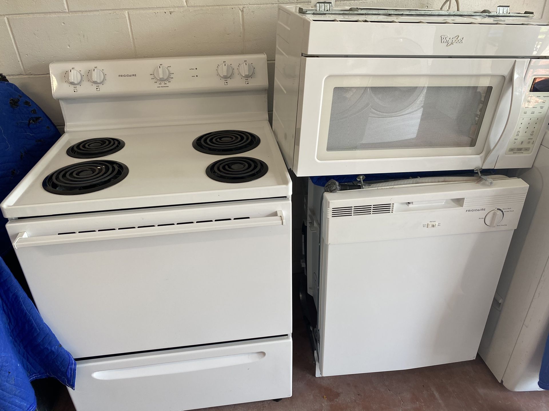 White kitchen appliances set. Stove/oven/range, mounted microwave and dishwasher. Whirlpool and Frigidaire by Electrolux. Great condition. You can te