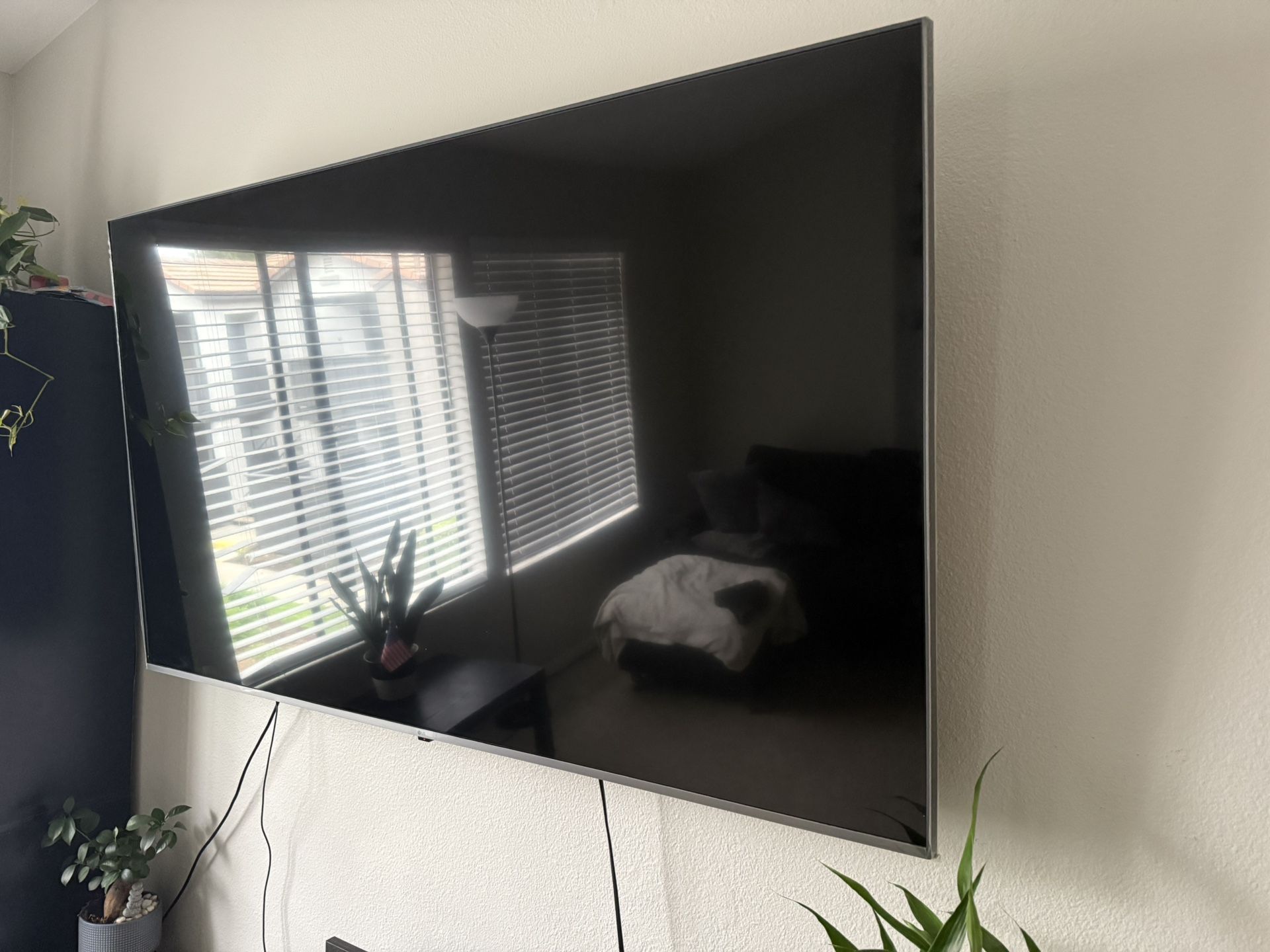 TV LG 65’ + Soporte Pared