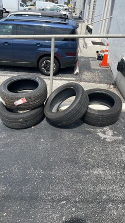 Free Tires 🛞 ( Used) 4 Units 235/50/R17